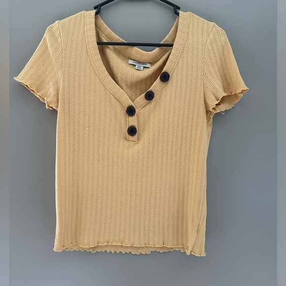 FINALE SALE American eagle yellow shirt - Picture 2 of 4